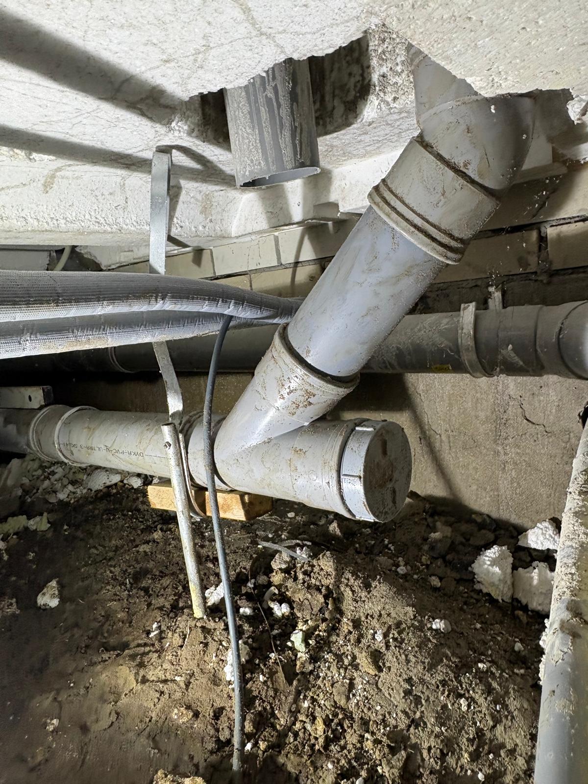 Afvoerinstallatie onder een vloer met aansluitingen