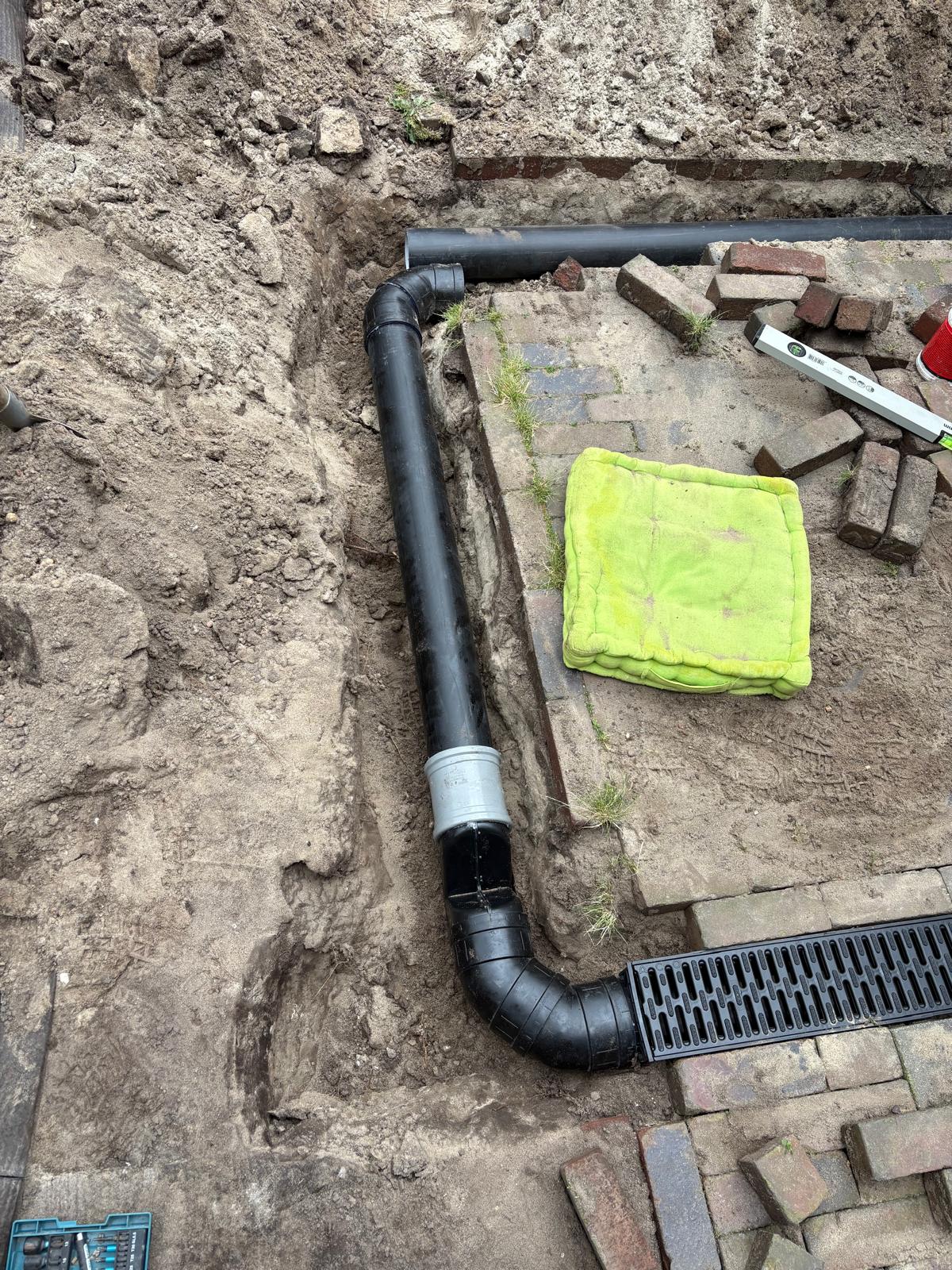 Nieuwe afvoerleiding en lijngoot in bestrating