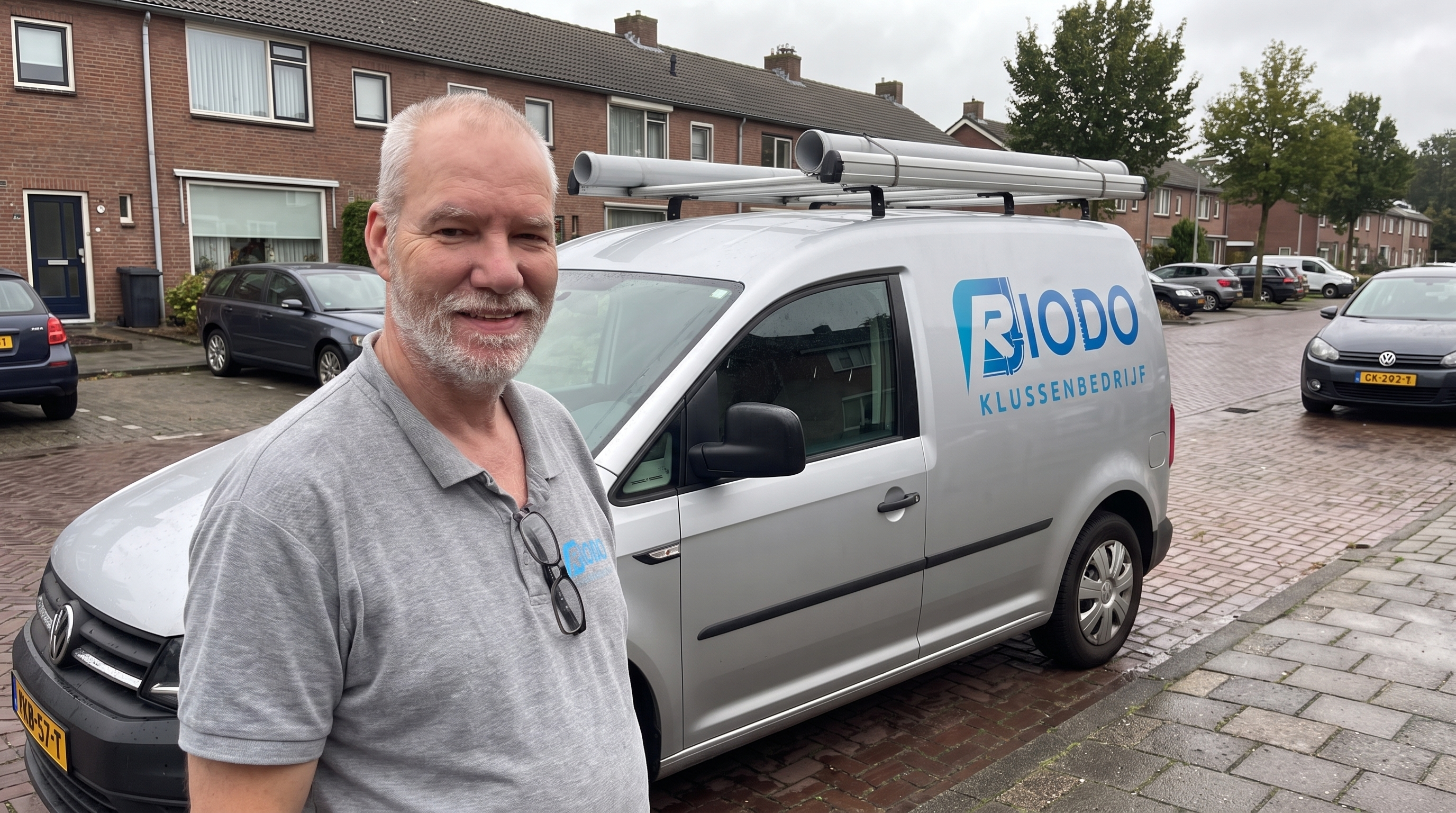 Riodo monteur naast de bedrijfsbus